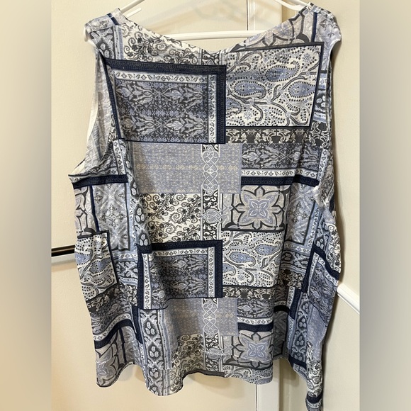 602- Beautiful sleeveless blouse - Picture 2 of 8